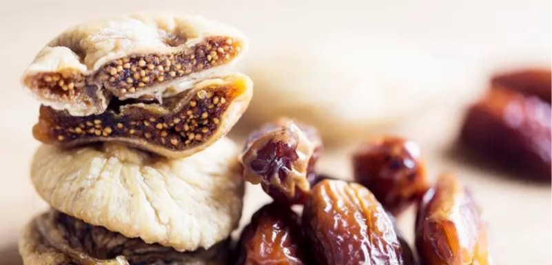 فوائد التين والتمر للجهاز الهضمي.. وتوصيات بشأن الكميات المناسبة