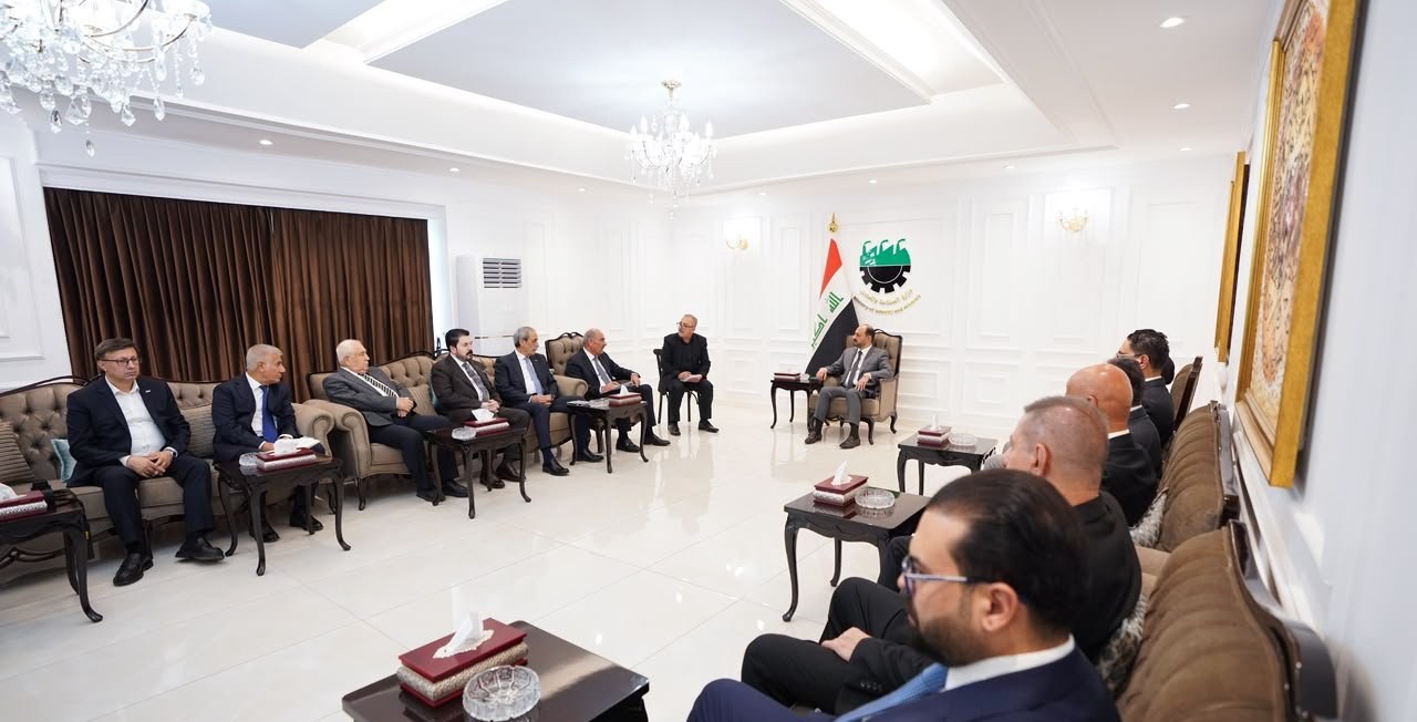 وزير الصناعة يبحث مع وفد مجموعة أركوز وماكرو التركية فرص التعاون الاستثماري